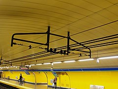 Простая подвеска контактного провода на станции Estación de Callao Мадридского метрополитена