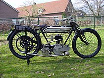 Norton 16 H (490 cc) uit 1921. De "H" staat voor "Home". Dit waren motorfietsen voor de Europese markt. De aanduiding "C" (Colonial) stond voor de meer robuuste uitvoeringen voor de overzeese gebieden.