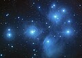 Pleiades, cumulus stellarum apertus in Tauri constellatione. Mytho dicitur hic incolunt vitas extraterrestres, prudentes ut nos, saepe Pleiades appellantur. Imago a NASA facta.