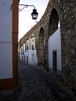 Acueducto de Água de Prata en el centro histórico de Évora.