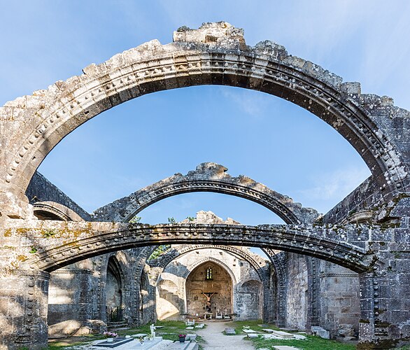 Руины готической церкви Святой Марины в Камбадосе, провинция Понтеведра, Испания