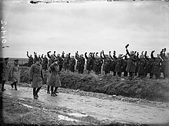 Le roi et le général Harold Alexander inspectant le 2nd Battalion, Hampshire Regiment