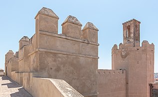 Torre de Espantaperros y amurallado de la Alcazaba