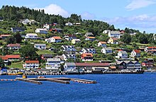 Foto einer am Meer gelegenen Siedlung