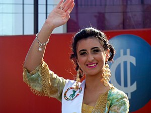 Reina de la colectividad árabe durante el desfile inaugural de la XXXIV Fiesta Nacional del Inmigrante, en Oberá.