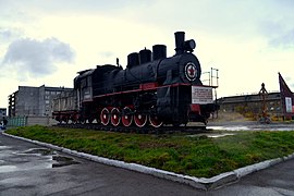Памятник паровозу Эм № 720-24 на станции Воркута с мемориальной табличкой.
