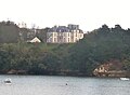 Le château de Locquéran vu depuis le sentier piétonnier de la rive droite de la ria du Goyen