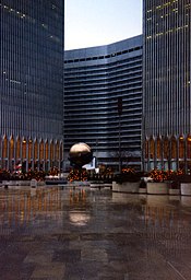 Zde již původně volný prostor mezi věžemi vyplňuje hotel Marriott (WTC 3), 1995