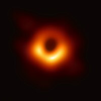 Slika supermasivne črne luknje v jedru galaksije Messier 87 z maso reda velikosti nekaj milijard našega Sonca