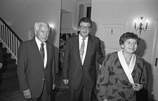 O escritor y filosofo alemán Ernst Jünger (a ezquierda) con o politico Philipp Jenninger (en o centro) y a escritora Liselotte Lohrer (a dreita, muller de Jünger), en una imachen de 1986.