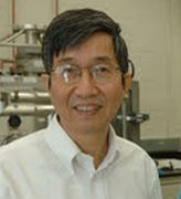 Ching Tang, inventor do diodo orgânico emissor de luz (OLED) e da célula fotovoltaica orgânica de heterojunção (OPV); vencedor do Prêmio Wolf de Química de 2011.