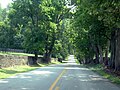 Carreteras rurales acotadas por piedra y placas de madera. Estas vallas son muy características de la región Bluegrass.