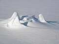 English: A rock below breaks the sea ice Suomi: Kari murtaa jäätä