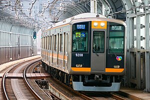 西九条 - 九条間の防音シールド区間を走る 9000系電車