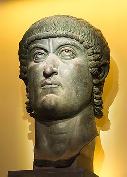 Tête en bronze de l'empereur Constantin (IVe siècle, musées du Capitole). (définition réelle 3 056 × 4 280)