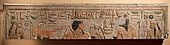 Lintel în care apare Amenemhat I alături de zei; 1981–1952 î.Hr.; calcar pictat: 36,8 × 172 cm; Muzeul Metropolitan de Artă (New York City)