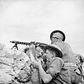 חיילים בריטים עם מקלע MG42 שלל בצפון אפריקה