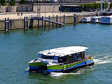 Vue du catamaran Voguéo IV devant le port de Bercy.