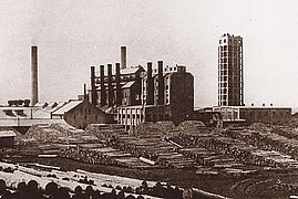 Photo d'une usine entourée de terres dévastées.