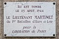 Le lieutenant Martinet est mort au croisement avec la rue Auguste-Comte pendant la Libération de Paris.