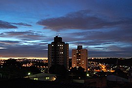 A cidade de Poá vista ao anoitecer