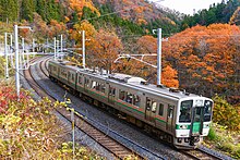 山形線の大沢 - 関根間を走行する、719系5000番台の普通列車