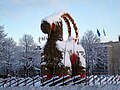 Gävlebocken er en kjempestor julebukk av halm som hver advent siden 1966 har blitt plassert på Slottstorget i Gävle i Sverige. Bukken har flere år blitt utsatt for hærverk og brent ned. Foto: 2009