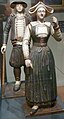 Homme et femme en costume traditionnel du pays de l'Aven (bois sculpté et peint, XIXe siècle, musée départemental breton)