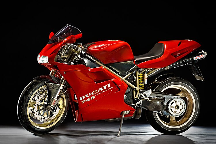 Мотоцикл Ducati 748. Некоторые части сделаны из углепластика, объем двигателя — 748 смз, 95 л.с
