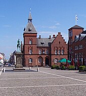 Praça central com a câmara municipal (br: prefeitura); (rådhus)
