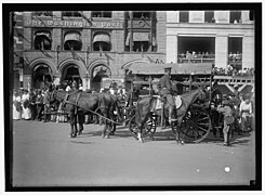 GRAND ARMY OF THE REPUBLIC. PARADE AT 1915 ENCAMPMENT. ARMY AMBULANCE LCCN2016866586.jpg