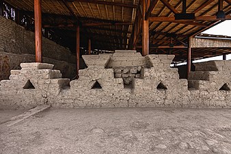 Almenas en la huaca Cao Viejo