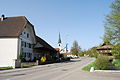 Hauptstraass mit Blick uf d Chile und dä Dorfspycher