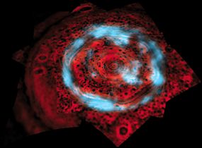 Deutsch: Infrarote Aurora borealis auf Saturn über dem polaren sechseckigen Wolkenmuster und Wirbel English: Aurora borealis of Saturn in infrared over the planet's polar hexagonal cloud pattern and polar vortex