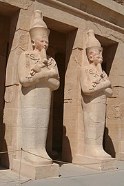 Twee beelden van Hatsjepsoet als Osiris Tempel van Hatsjepsoet Nabij Luxor