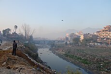 Katmandu egy folyójának szennyezett partja