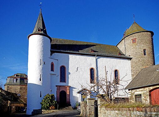 Glockenturm und Eingang zur Kirche; im Hintergrund links der Hexenturm
