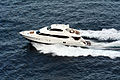 Yate a motor crucero deportivo de casco planeador Lazzara de 80 pies (24 m) en 2014.