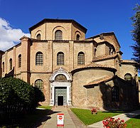 La basilique de Ravenne est un des modèles de la chapelle palatine.