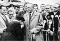 Die Mutter eines Kriegsgefangenen dankt Bundeskanzler Dr. Konrad Adenauer nach seiner Rückkehr aus Moskau am 14. September 1955 auf dem Flughafen Köln/Bonn