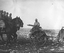 Cavalerie roumaine (avec des canons Maxims) 1915, Agence Rol.jpg