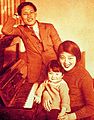 1931年に結婚した夫の安漠（1910年生、早稲田大学卒、本名・安承弼）と娘の聖姫（1932年生、日本名・勝子）と。のちに息子の秉建（1944年生）を儲けた。