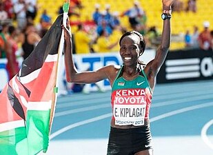 Edna Kiplagat comemora após vencer a maratona.