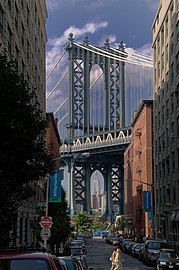 El Empire State a través de los pilares del puente de Manhattan.