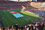 EURO 2004 turnuvasının finalinden önce Portekiz ve Yunanistan bayrakları sahada dalgalandırılırken.