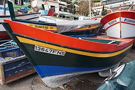 Fischerboote im Hafen von Câmara de Lobos.jpg