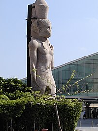 Statue de Ptolémée II, érigée à l'origine à la porte du phare d'Alexandrie, sortie des eaux et désormais installée devant la Bibliotheca Alexandrina