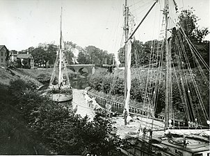 Södertälje kanal öppnade 1819 och förbinder Mälaren och Östersjön. Den första svängbron syns i bild.