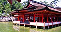 Las edificaciones del templo están construidas sobre el agua.