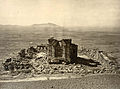 Мартанда (ҡояш) ғибәҙәтханаһы, яҡынса 490—555 йылда төҙөлгән; 693—729 йылғы колоннада. Джон Бургтың фотоһы, 1868